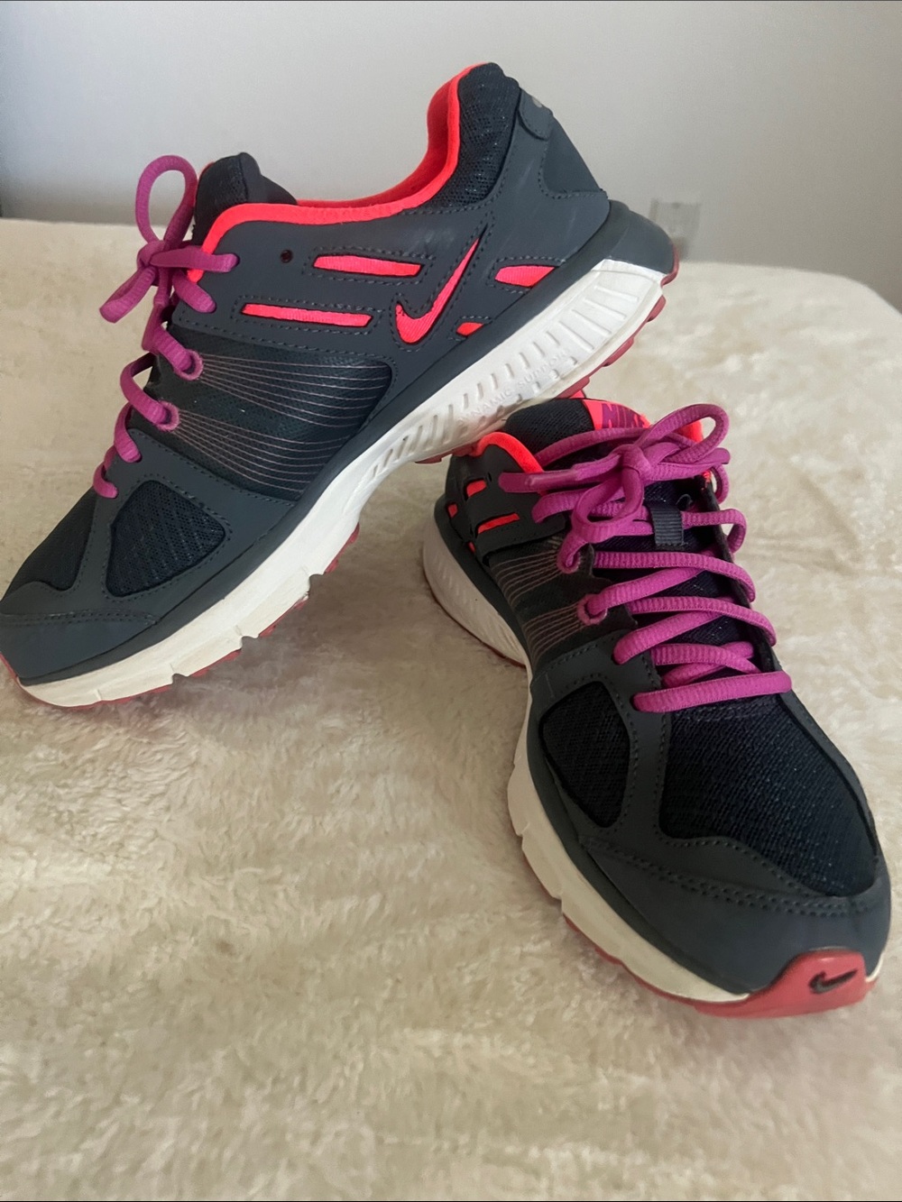 NIKE ANODYNEDS FLYWIRE!Women’s Black Sneakers & Pink and Magenta Accents size 8